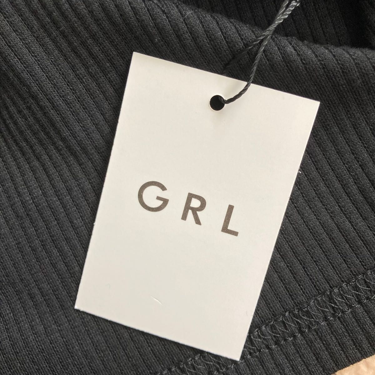 GRL チョーカーデザインアシンメトリーショルダーカットトップス