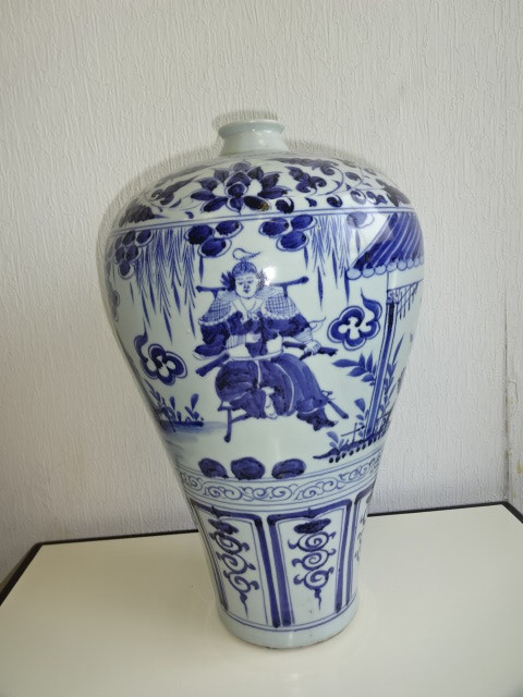 中国陶器　染付　青花　元の時代唐草模様　将軍像　梅瓶
