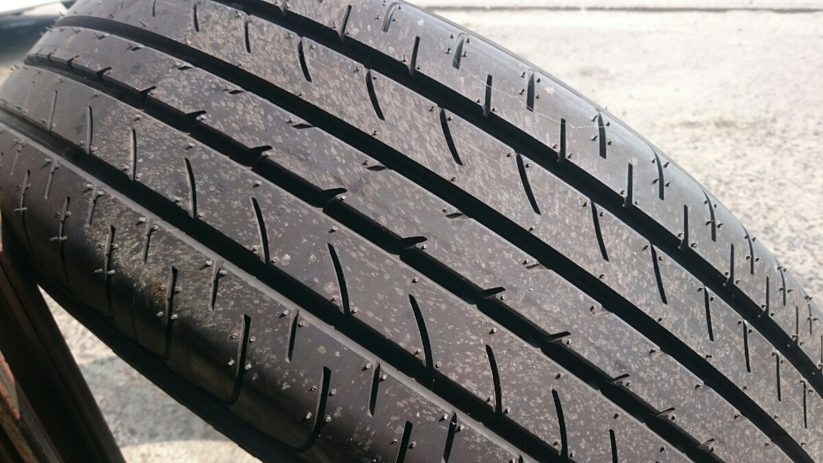 Velfire新車未使用未使用215 / 65R16橫濱藍色地球E51 4件套成立於2017年Estima Alphard Elgrand等    原文:ヴェルファイア新車外し 未使用 215/65R16 ヨコハマ ブルーアースE51 4本セット 2017年製造 エスティマ アルファード エルグランド等に