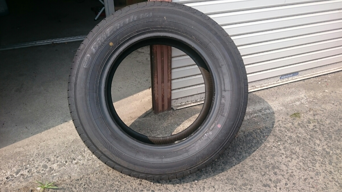 Velfire新車未使用未使用215 / 65R16橫濱藍色地球E51 4件套成立於2017年Estima Alphard Elgrand等    原文:ヴェルファイア新車外し 未使用 215/65R16 ヨコハマ ブルーアースE51 4本セット 2017年製造 エスティマ アルファード エルグランド等に