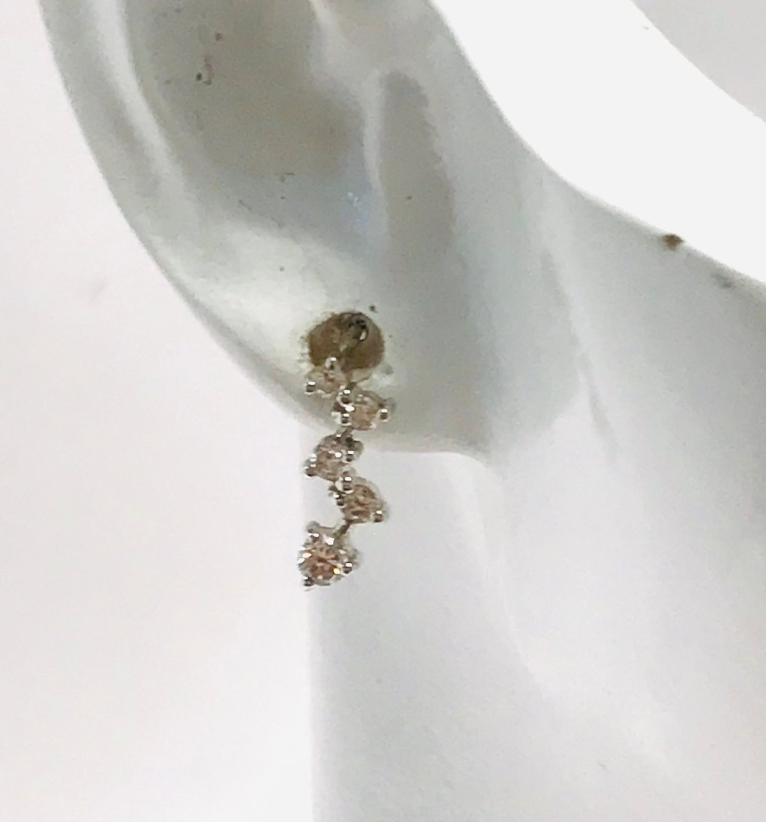 qoj.YQV12　K18WG　ホワイトゴールド　5Pダイヤピアス　ダイヤ0.12ct