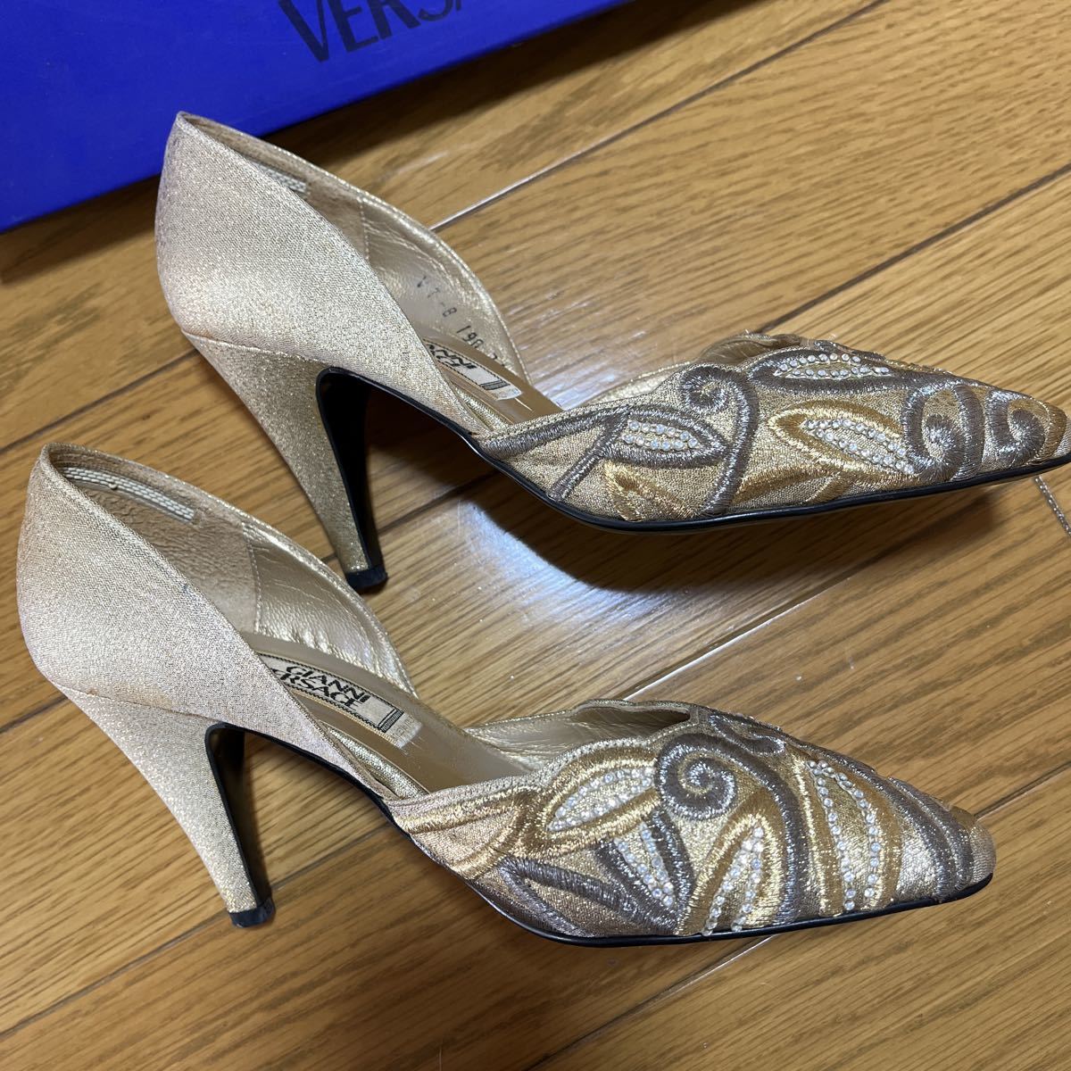 お値下げ！送料込 ！GIANNI VERSACE パンプス　ヒール　22.5㎝　ゴールド系　結婚式　パーティー　二次会　used