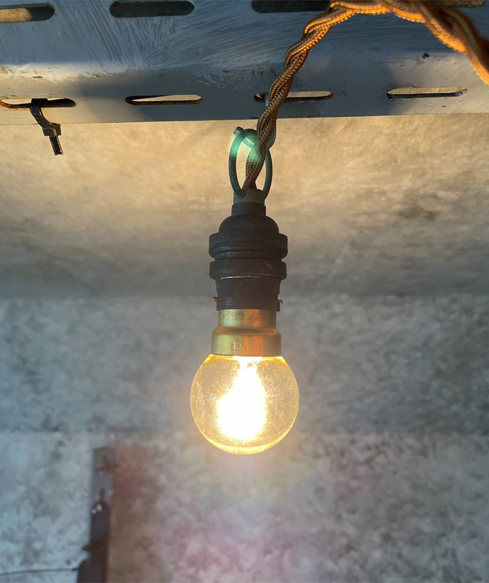 送料無料！R1. 1920年代 フランス アンティーク リング 真鍮 飴色 ソケット ランプ L*/吊り下げ 英国 北欧 カフェ 店舗 アトリエの画像1