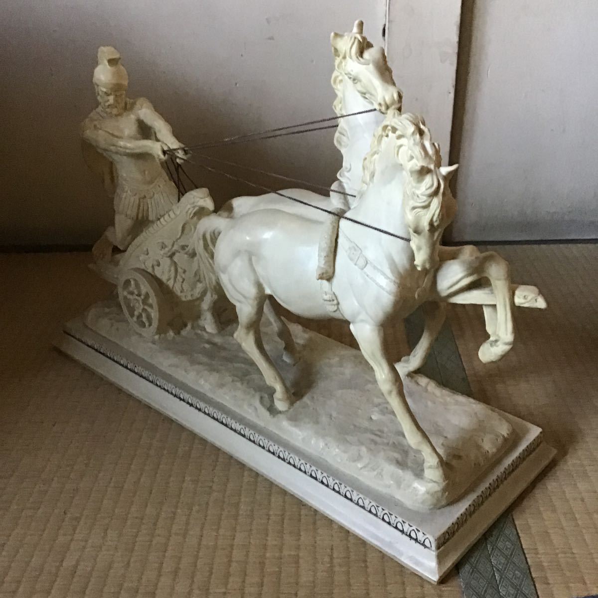 西洋彫刻 樹脂 A.SANTINI アンテルマ サンティーニ ローマ時代チャリオット 戦闘用馬車像 アラバスター台 高40cm 幅62cm イタリア製 ITALYの画像2