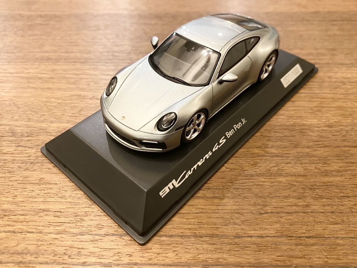 新品 オリジナルパッケージ付き 希少！1/43 ポルシェ純正 スパーク 新型ポルシェ 992 911 カレラ4S フレッシュシルバーグレー 限定品_画像1