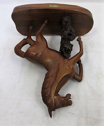 天然木・木彫尺四寸　勇馬、跳ね馬の置物　フイリピン土産　（ハイクオリティ　ウッドクラフト）メイドイン　フイリピン_天然銘木・跳ね馬の置物の天面です