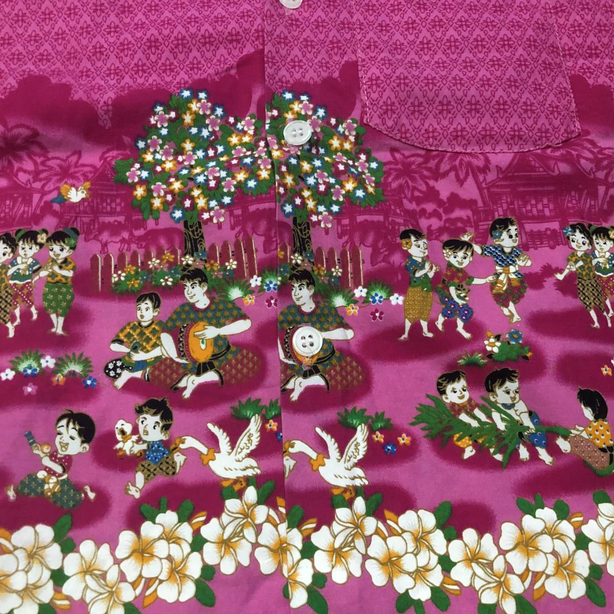 即決・クリックポスト発送・タイで購入した昔のタイの田舎の光景のプリント入り半袖シャツ・ピンク・３２(レディースXS～Sくらいです)_画像2