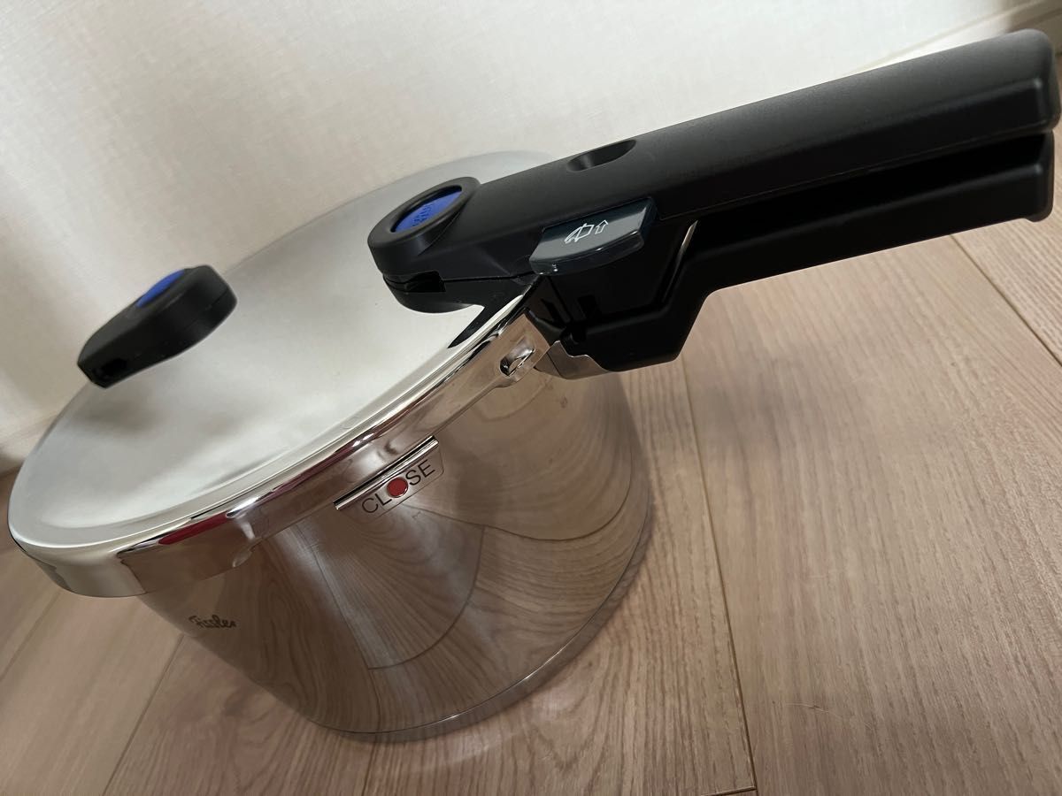 フィスラー ビタクイック 圧力鍋4.5ℓ、蒸し物用皿、三脚-
