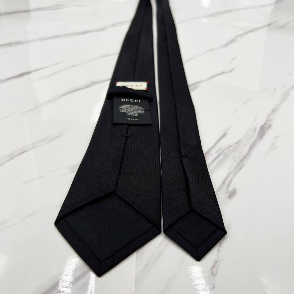 激レア 美品 ネクタイ GUCCI グッチ 現行タグ シルク100% 蜂 bee 刺繍 タイガー 虎 BTS テテ 芸能 ブラック 黒 ソリッド ワンポイント