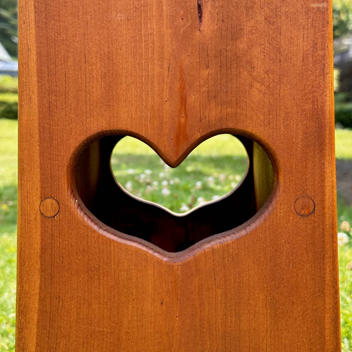 カントリー家具 ハンドメイド ラウンドスツール フラワースタンド 木製椅子 ハート透かし 直径29cm 高さ53cm_画像9