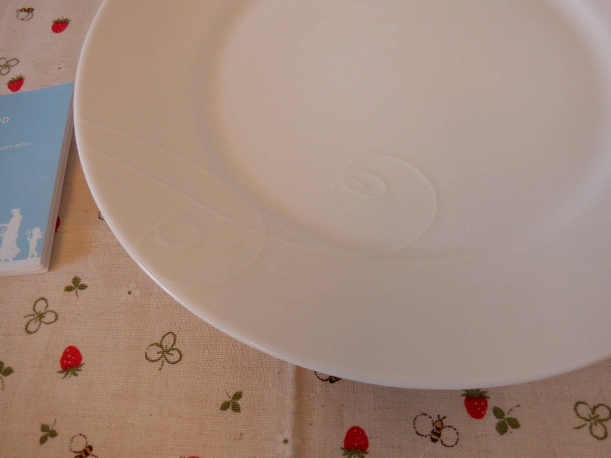 C7　ＷＥＤＧＷＯＯＤ『ウェッジウッド★ＮＡＴＵＲＥ　植物のレリーフ模様の真っ白な大皿～直径２７ｃｍ　英国製』～箱付き レンジOK!　_画像3