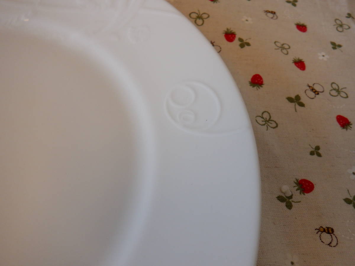 C7　ＷＥＤＧＷＯＯＤ『ウェッジウッド★ＮＡＴＵＲＥ　植物のレリーフ模様の真っ白な大皿～直径２７ｃｍ　英国製』～箱付き レンジOK!　_画像4