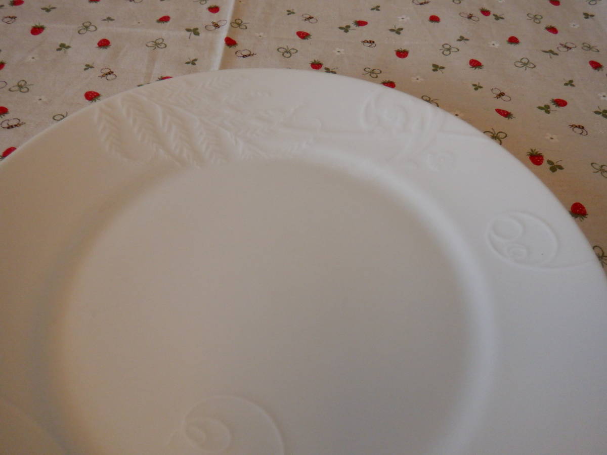 C7　ＷＥＤＧＷＯＯＤ『ウェッジウッド★ＮＡＴＵＲＥ　植物のレリーフ模様の真っ白な大皿～直径２７ｃｍ　英国製』～箱付き レンジOK!　_画像5