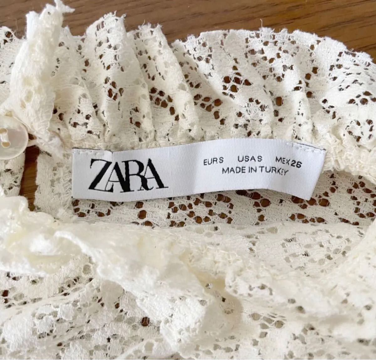 ザラ ZARA フリルトリム付き テクスチャー入り生地 トップス【S