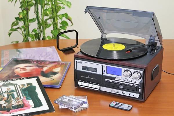 多機能レコードプレーヤー　レコード・カセット・　CDをSD／USBにデジタル録音