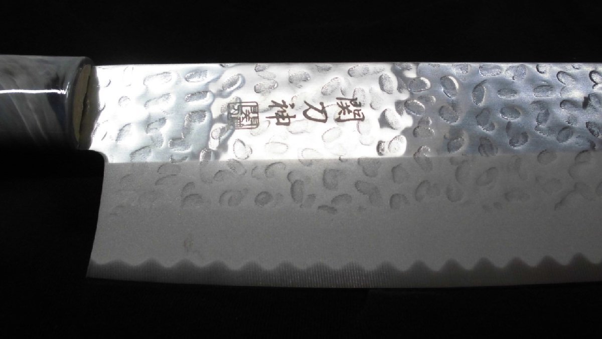 【日本製】関の包丁　菜切包丁　165mm　両刃　ステンレス（モリブデンバナジウム鋼）　槌目模様　新品_画像2