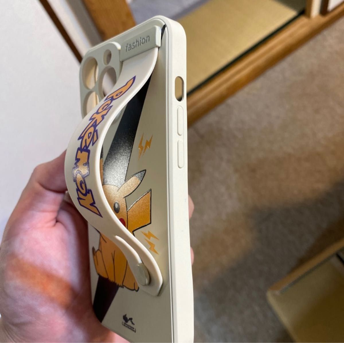 ポケモンピカチュウ iPhone13Pro スマホケース タンド機能 ストラップ付き  指紋防止 すり傷防止 黄変防止 