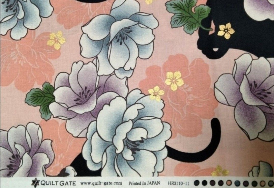 キルトゲイト　百華繚蘭　黒猫と牡丹　サーモンピンク　1m　和柄