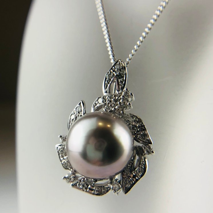 高知インター店】 10mm珠 D0.23ct ダイヤ 取巻き グレーパール トップ