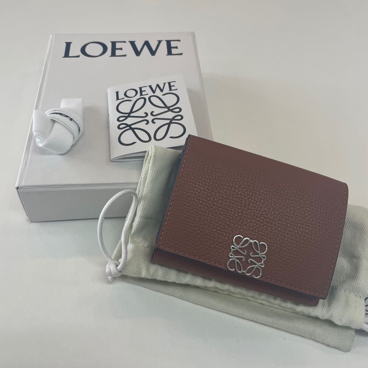 美品 LOEWE ロエベ アナグラム トライフォールド ウォレット タン 財布