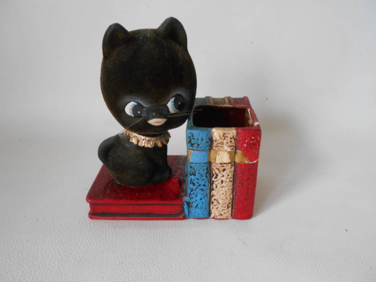 H / 昭和レトロポップ 陶器起毛 フロッキー加工 ネコ ボビンヘッド 本に横たわる猫 型 ペン立て 猫 ねこ 中古品の画像1