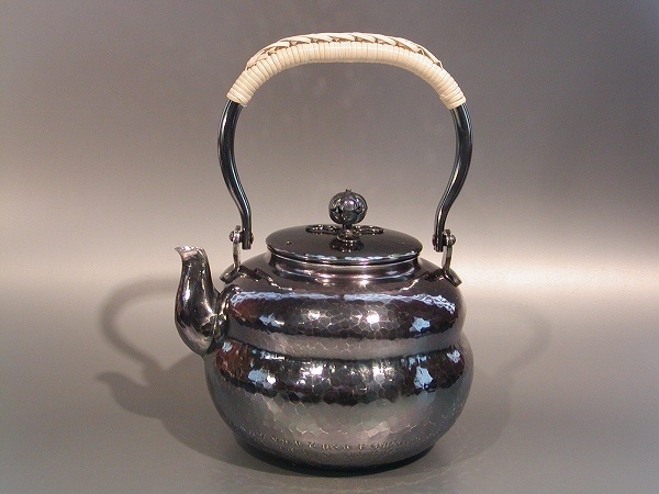茶器・茶道具　銀瓶　六瓢湯沸　銀燻仕上、秀峰堂作■新品