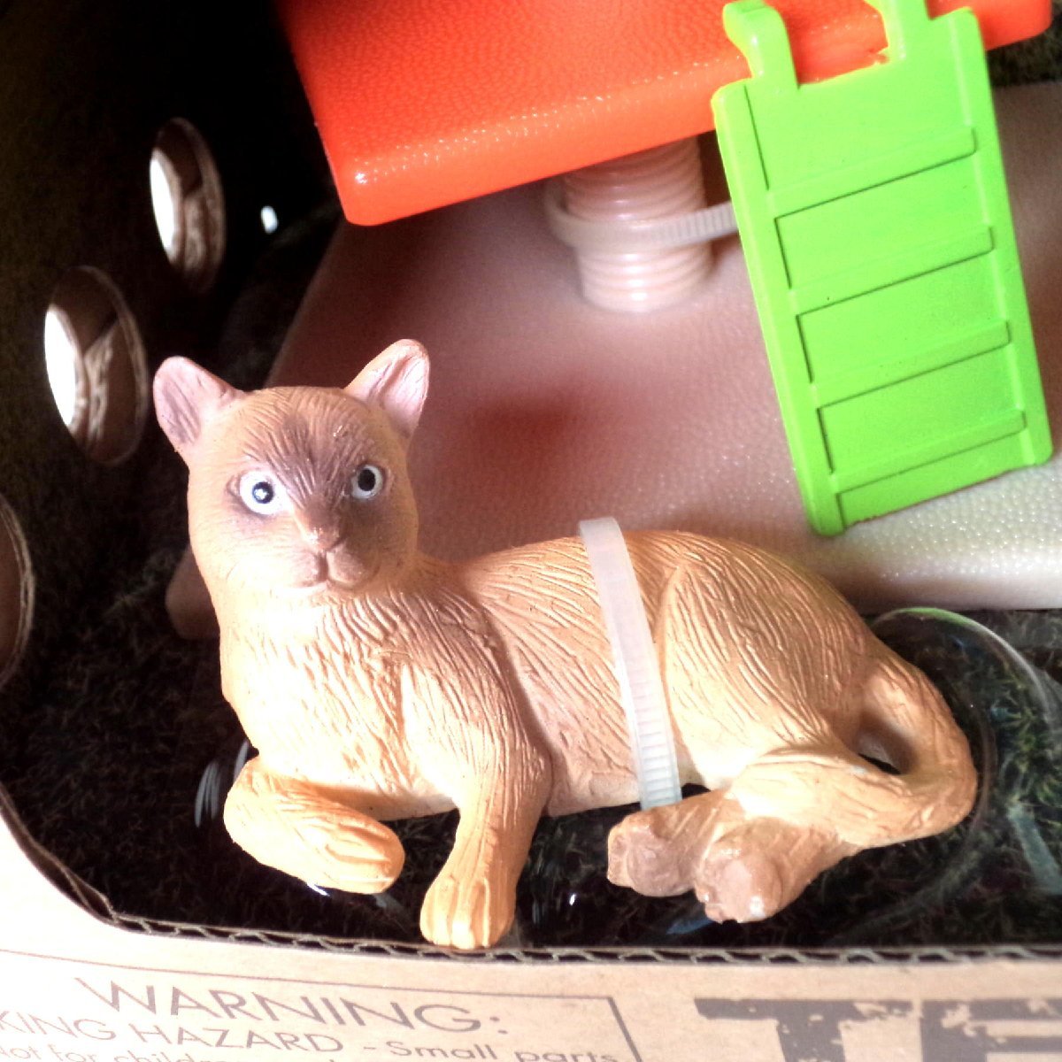 ★未使用　Terra キャットハウス 猫フィギュア 2体つき 　キャットタワー　撮影のため・ビニール袋より開封しました ★L420_画像5