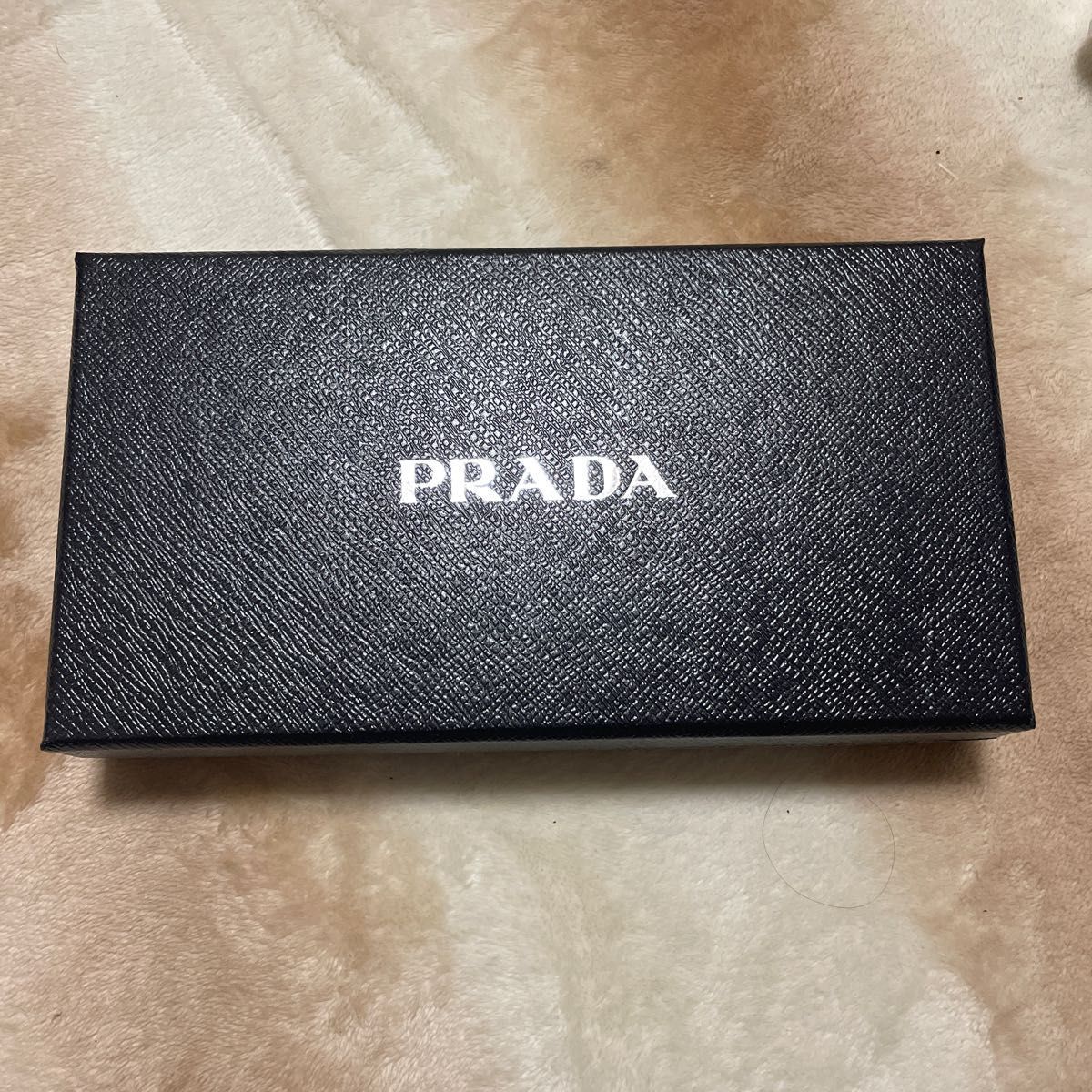 PRADAカラ箱 長財布の入っていた箱です。