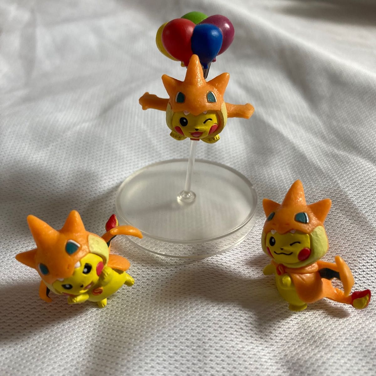 ピカチュウフィギュア3個セット☆メガリザードンYのポンチョ