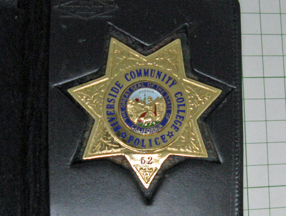 U.S. State of California RIVERSIDE COMMUNITY COLLEGE POLICE #52 バッジ(バッジ・IDケース付）・実物・１点物 警察グッズ