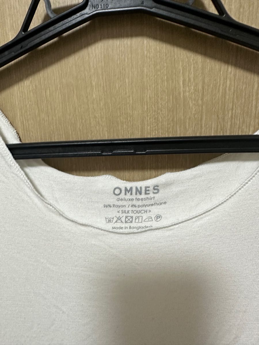 美品　OMNES シルクタッチクルーネックタンクトップ