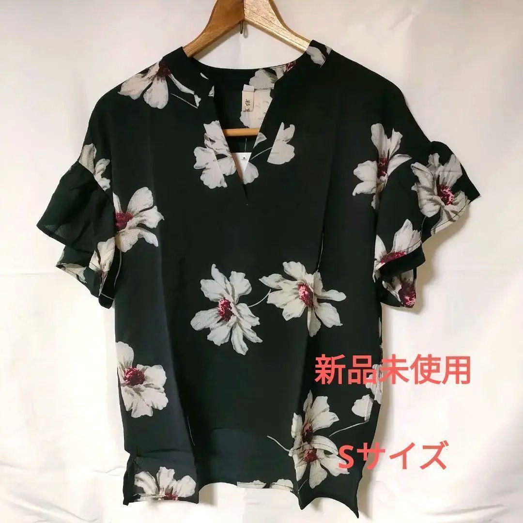 花柄 シャツ ブラウス 黒 半袖 フレアスリーブ スキッパー プル