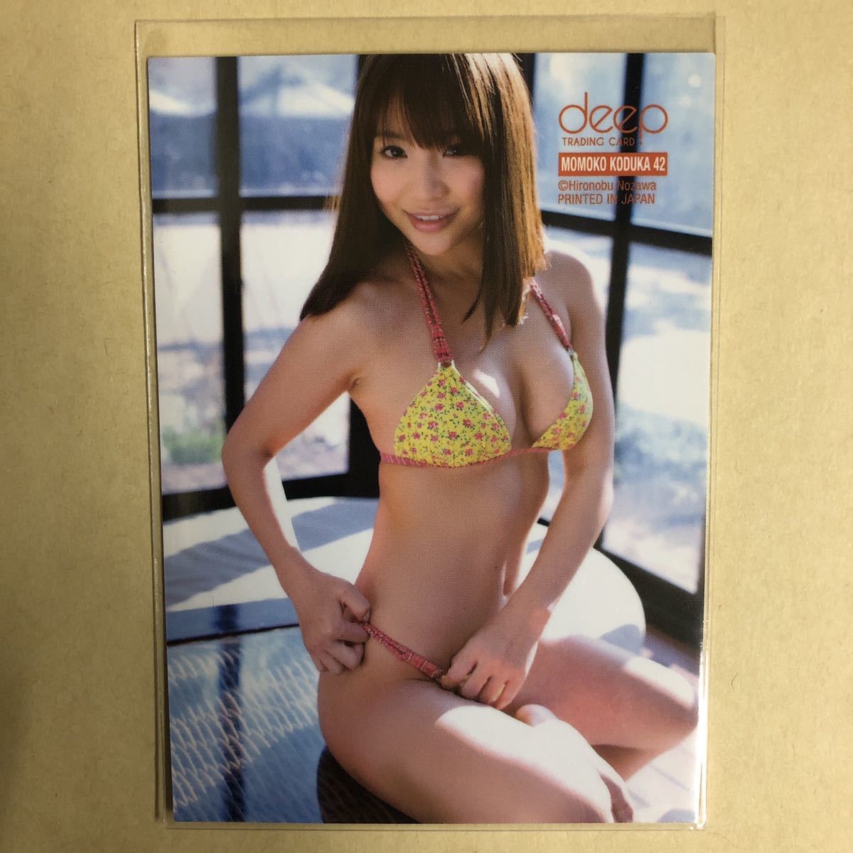 小塚桃子 deep トレカ アイドル グラビア カード 水着 ビキニ 42 タレント トレーディングカード_画像1