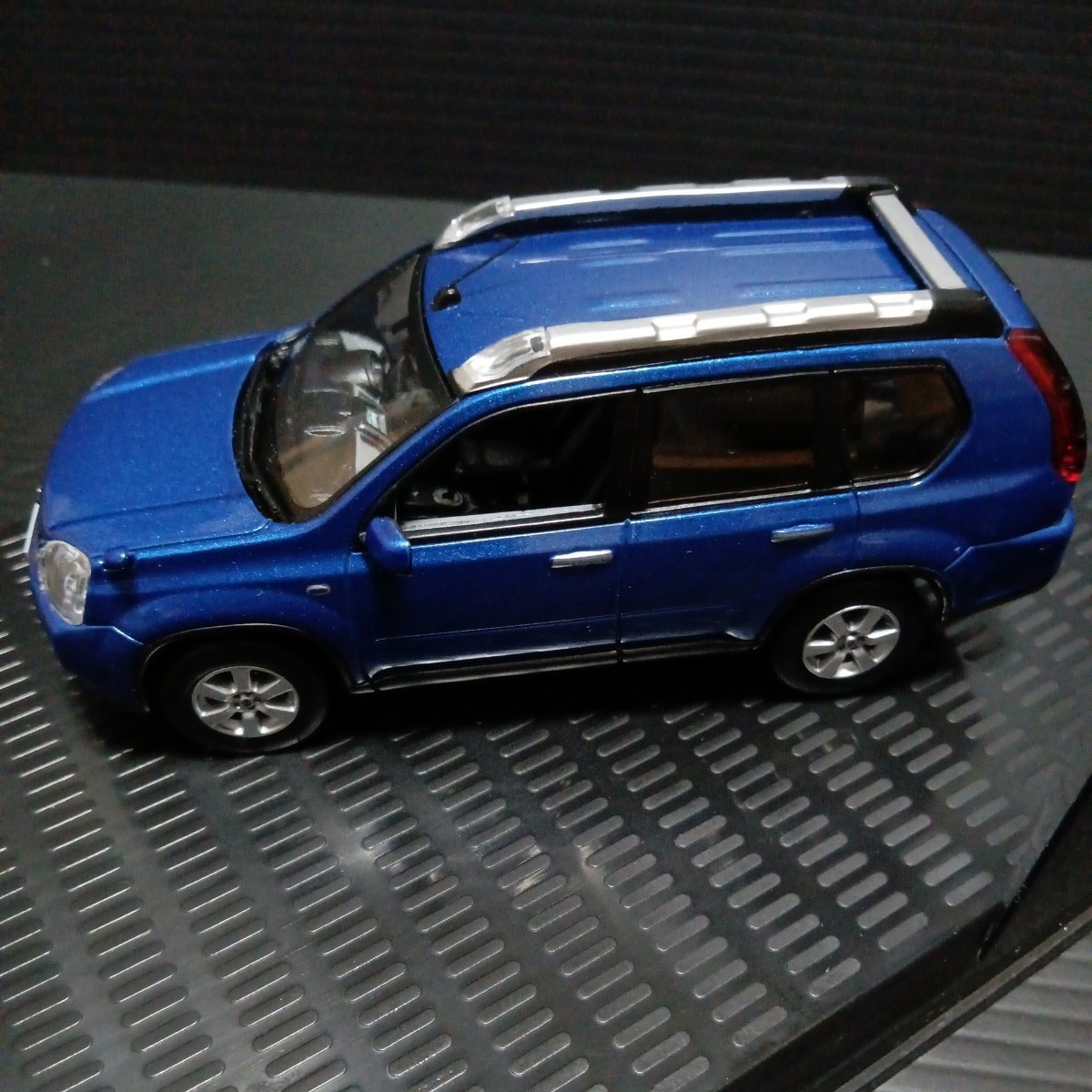 ● NISSAN「1/43 X-TRAIL」ブルー　日産　エクストレイル　青　ディーラー　ミニカー　特注　モデルカーコレクション