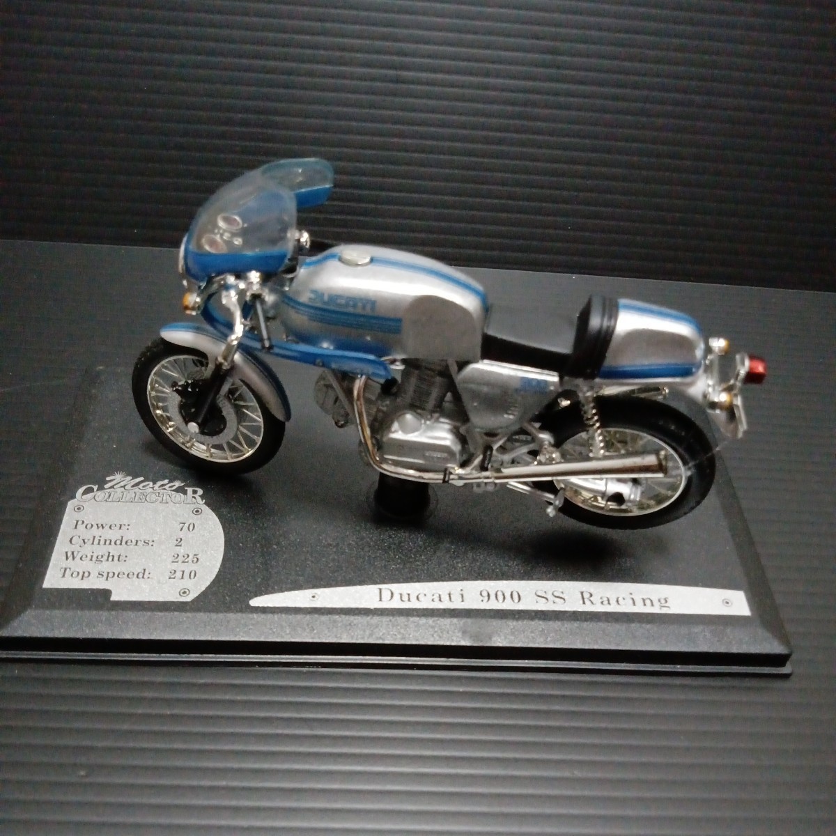 ● ソリド「1/18 ドゥカティ 900SS」ブルー　solido バイク ミニカー Ducati