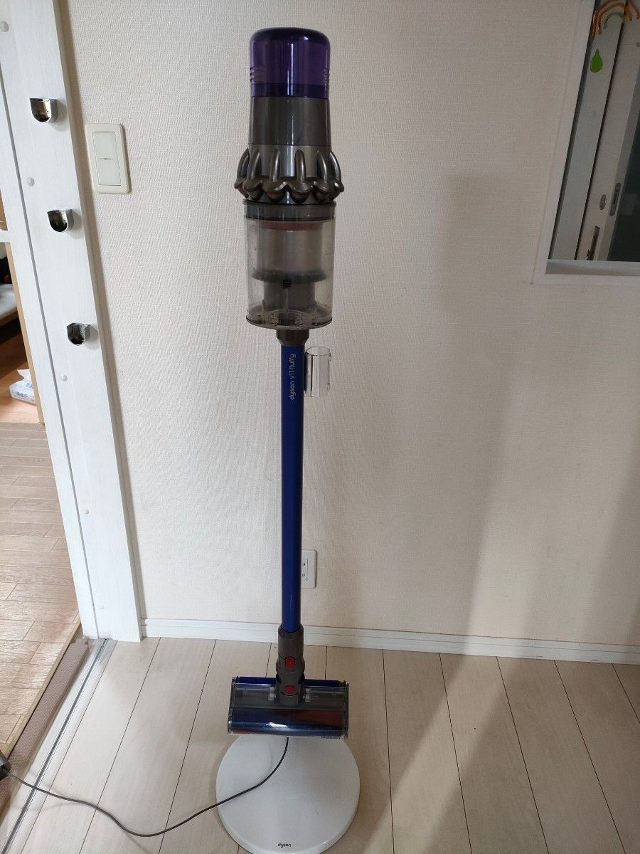 ジャンク　Dyson v11 fluffy+ SV14 コードレスクリーナー スタンド付き