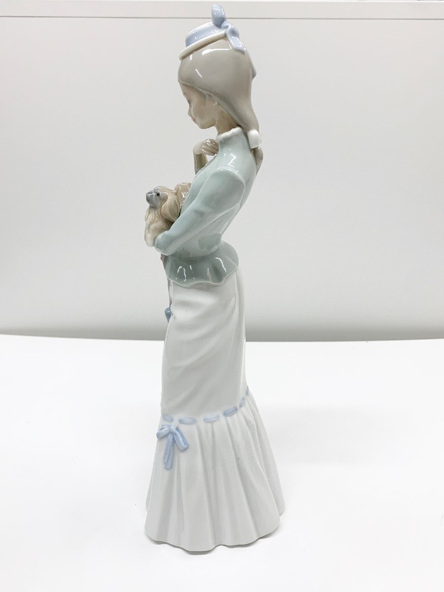 リヤドロ LLADRO 4983 子犬とお散歩 仔犬を抱く貴婦人 フィギュリン