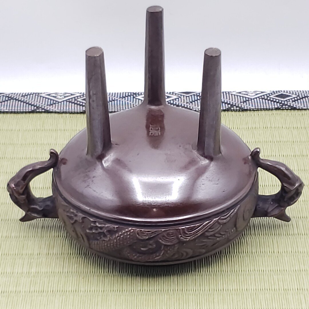 龍地紋香炉 高岡銅器 伝統工芸品 能作吉秀 鋳銅 獅子蓋 茶道具 茶器 木箱付き 三つ脚香炉 在銘 骨董 古美術品 コレクター 【80i3038】_画像9