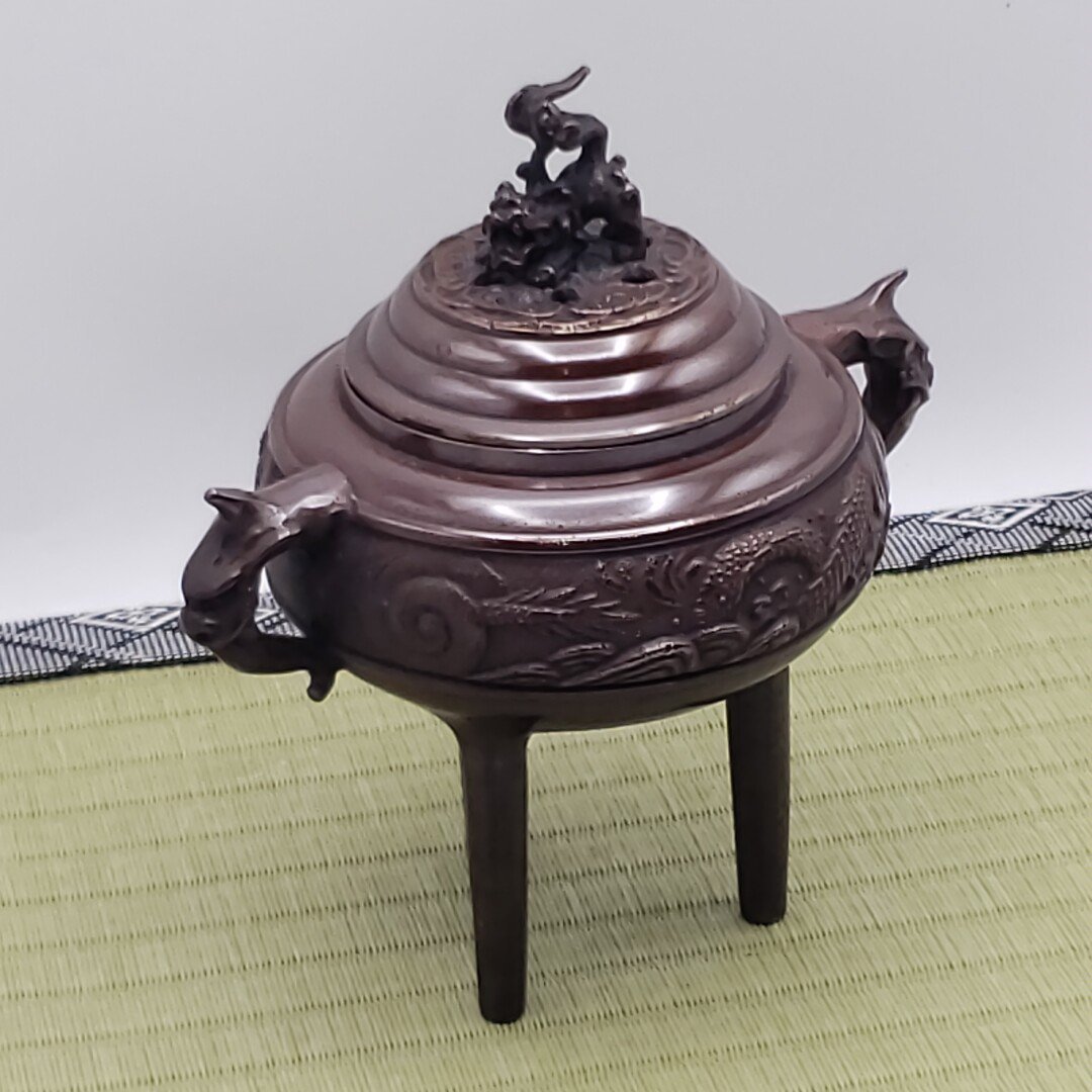 龍地紋香炉 高岡銅器 伝統工芸品 能作吉秀 鋳銅 獅子蓋 茶道具 茶器 木箱付き 三つ脚香炉 在銘 骨董 古美術品 コレクター 【80i3038】_画像10