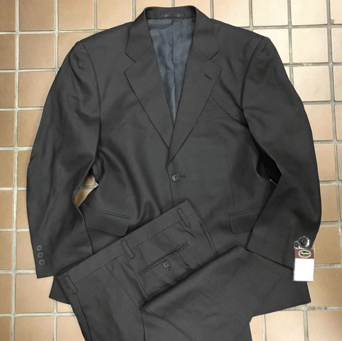 半額以下【新品】紳士服　背広　メンズスーツ　セットアップ/未使用　激安/AB7 サイズXL/黒茶系/バスケット織センターベンツ 1タック