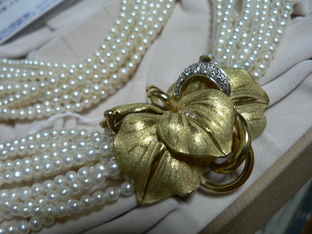 国内初の直営店 美品 花形クラスプ 750（K18と同じ）付 淡水真珠 １０