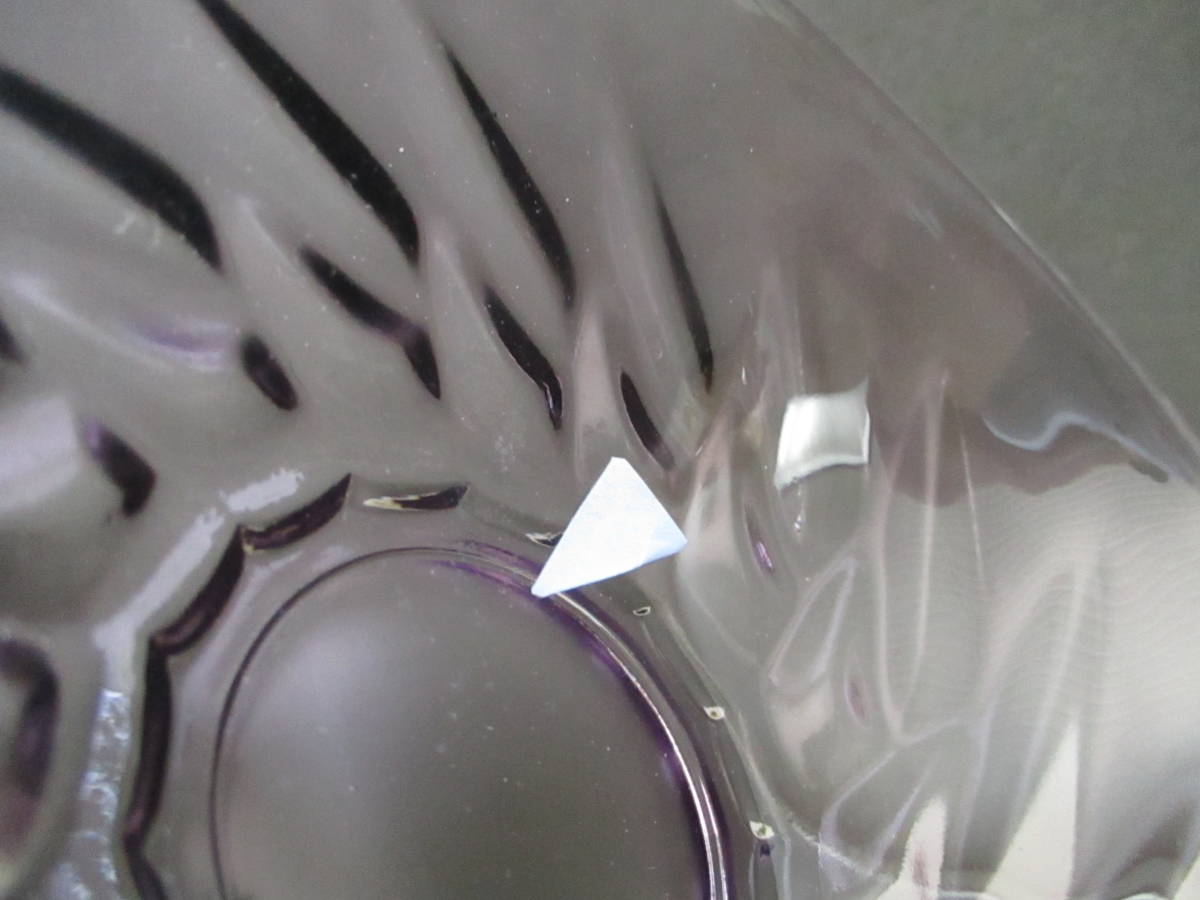 【未使用・箱入】曾我ガラス 硝子製 小鉢４個＆中鉢１個セット 小皿 中皿 プレート ガラス工芸 昭和レトロ SOGA デッドストック 食器 紫_矢印先のような擦れが見受けられます。