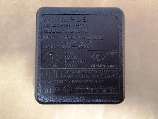 〈 OLYMPUS 本体内充電用ACアダプター F-2AC USBケーブル CB-USB7 〉_画像2