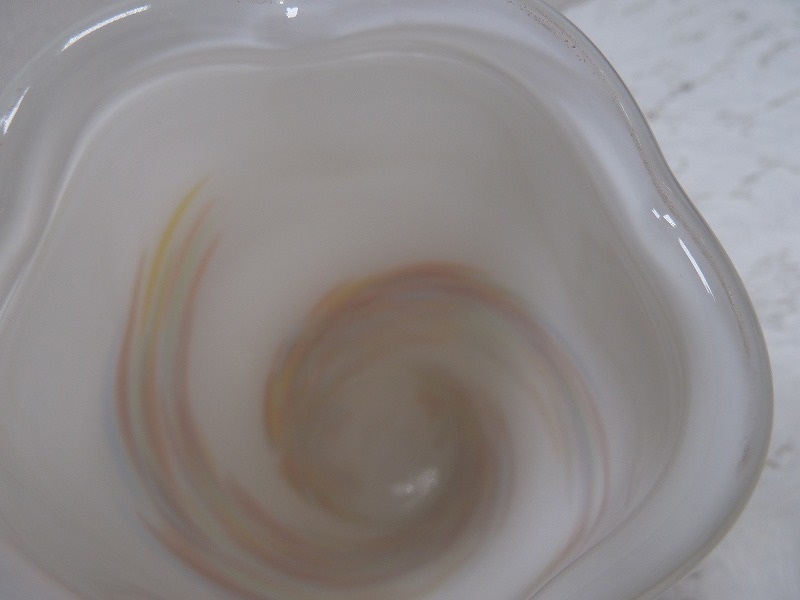 (☆BM)昭和レトロ ガラス フラワーベース 花瓶 ホワイト×カラフル 高さ20㎝ 白 マーブル ビタミンカラー 花器 置物 オブジェ_画像7