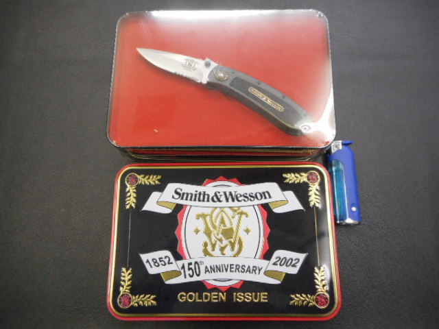 ナイフ 折り畳み スミスアンドウエッソン SMITH&WESSON 1852-150th ANNIVERSARY 2002 GOLDEMN ISSUE 写真の金属製の箱入りです。