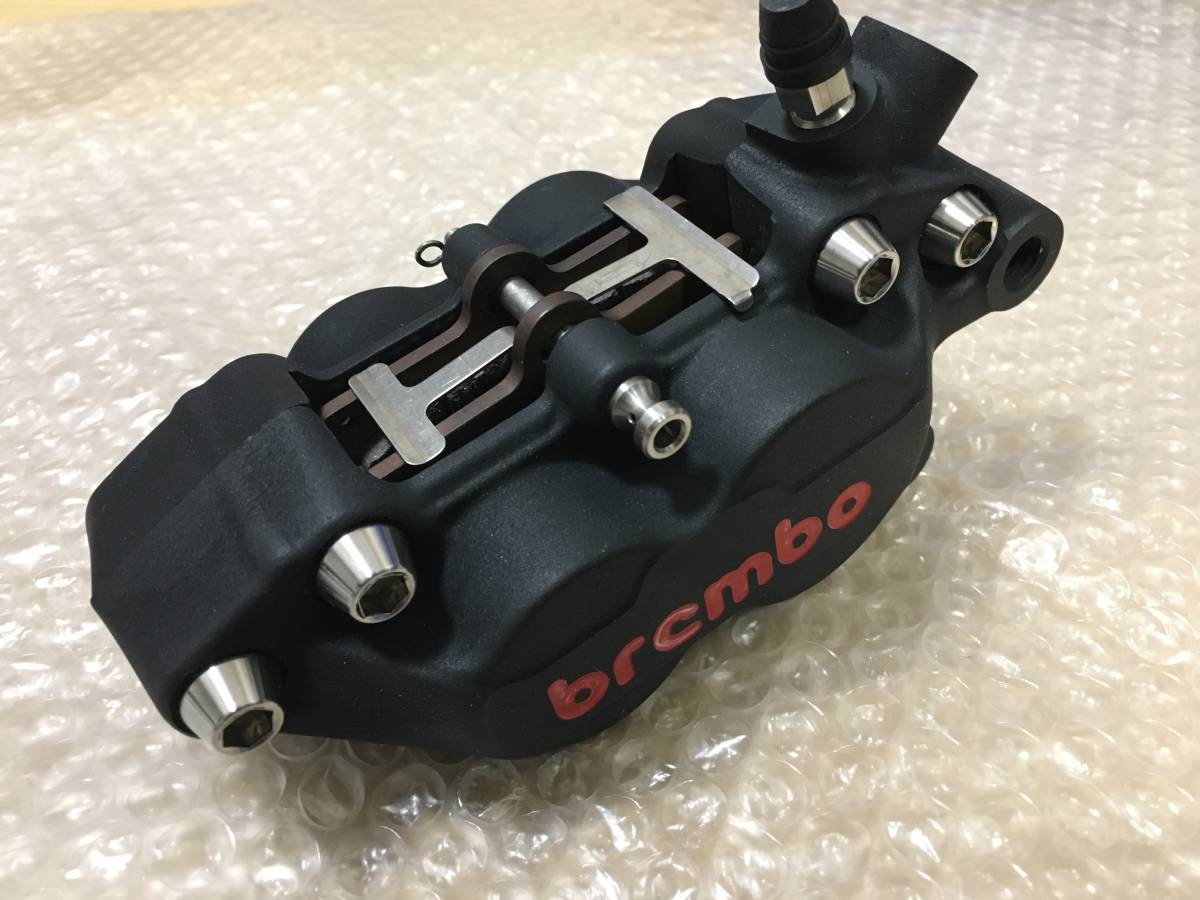 【送料込み】brembo　ブレンボキャリパー右　４０ミリピッチ　４０mm　ブラックアルマイト　社外パッドピン　エアブリーダー　中古_画像1