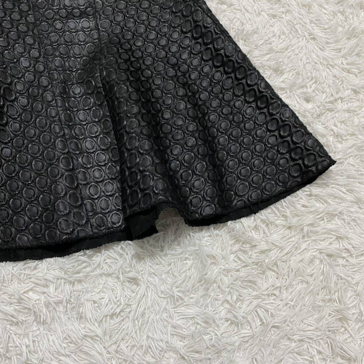 正式的 プラダ ロングスカート 総柄 エンボス加工 ブラック 光沢感