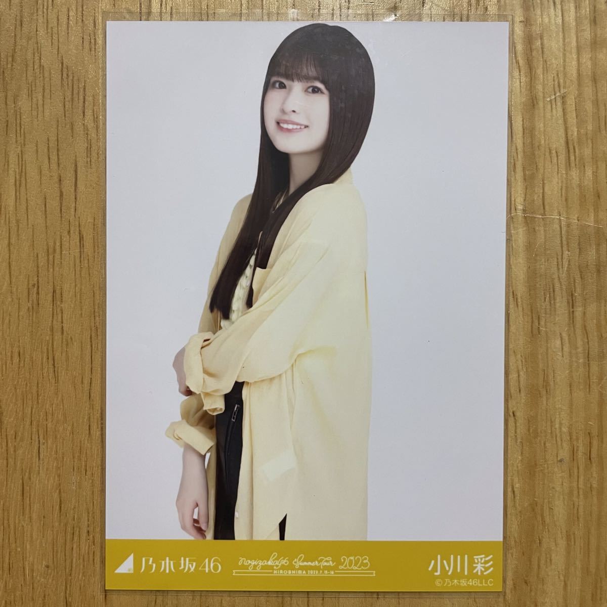 乃木坂46 小川彩 黄色x黒コーデ 生写真 チュウ 1枚 検) 会場 限定 真夏の全国ツアー2023 広島_画像1