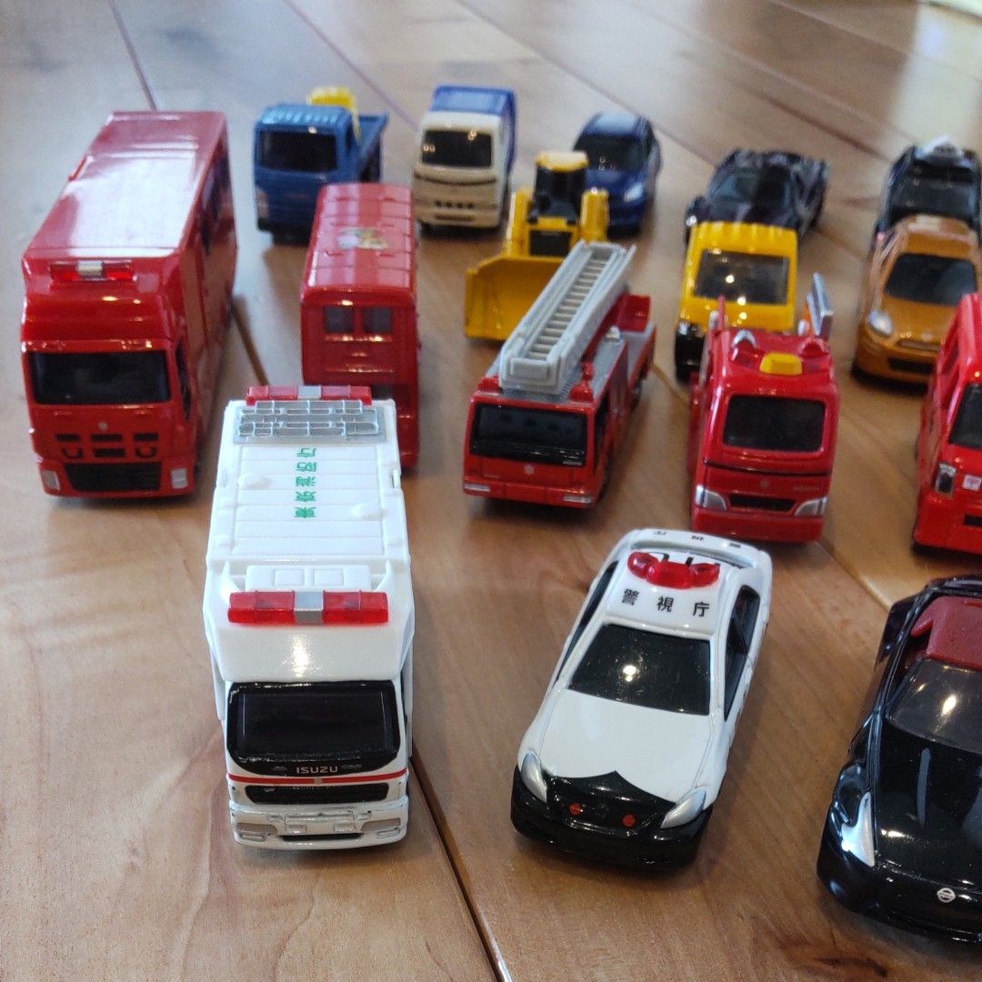 タカラトミートミカ、TOMICA　ミニカー、働く車　おもちゃ玩具　工事車輌など２０個　まとめて　消防車救急車パトカークレーン車他