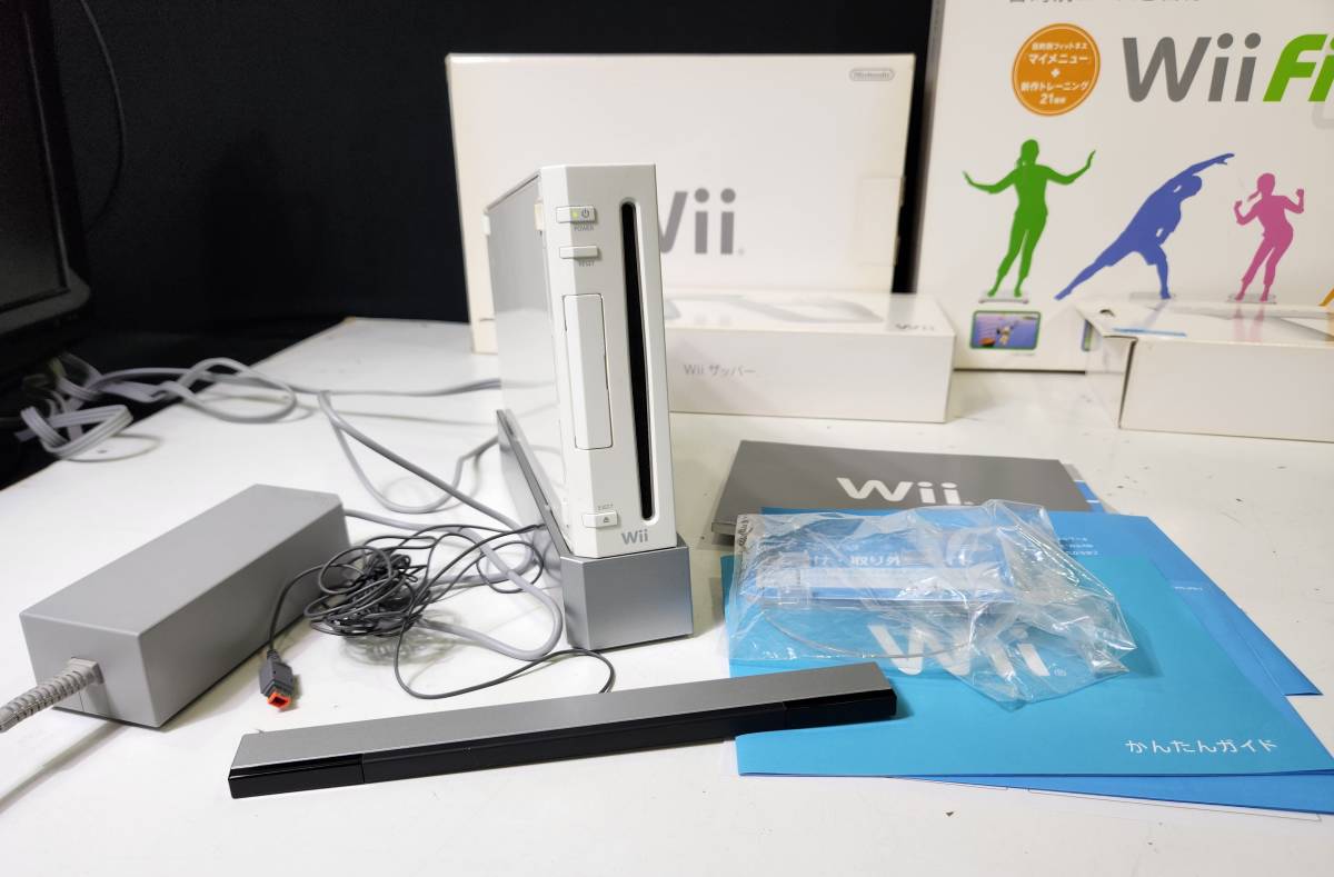 □[まとめ出品] NINTENDO Wii RVL-001 コントローラー2個台 モーションプラス1台 ヌンチャク1台 ザッパー2台 Wii Fit Plus1台 他ソフト3種_画像3